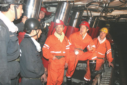 傲立潮头铸辉煌