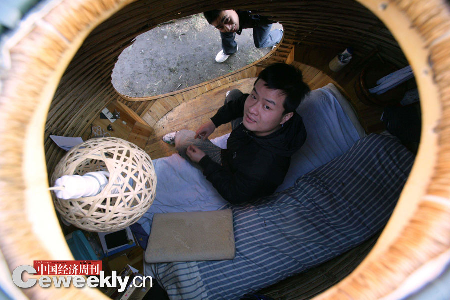 在网上听说戴海飞“蛋形蜗居”的市民慕名