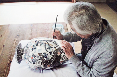 日本陶瓷艺术家三本一洋在绘制陶瓷作品