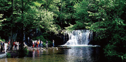 沟”的吊水壶瀑布
