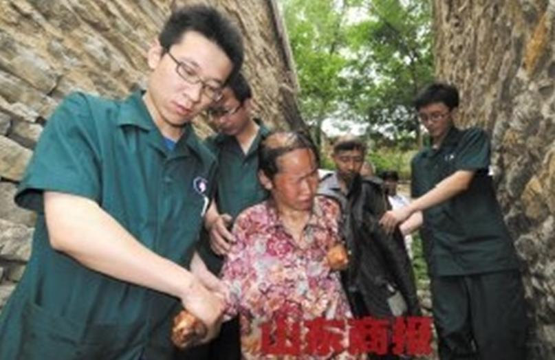 兄妹隐居深山20年续:下山入院治疗-经济网-中国