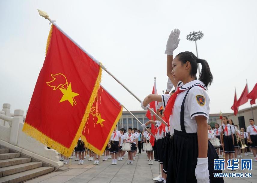 英雄纪念碑敬队礼