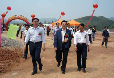 赣州市市长王平(中)和龙南县委书记曾凡(左一)