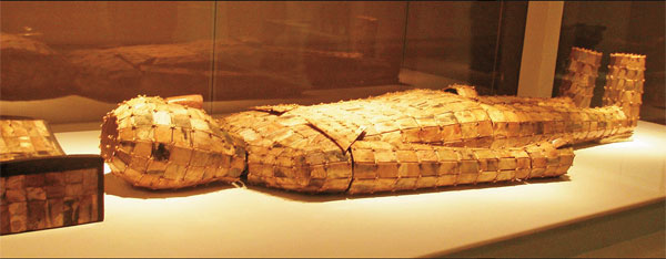 一件自制的"金缕玉衣",被故宫博物院原副院长杨伯达等5名顶级鉴定