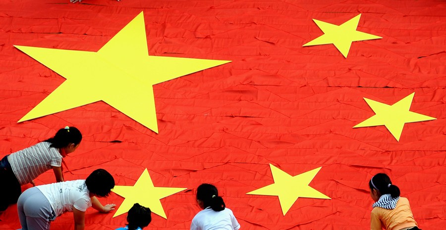 学校组织小学生拼国旗迎国庆