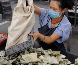 探访郑州公交点钞流水线：数钱数到手抽筋